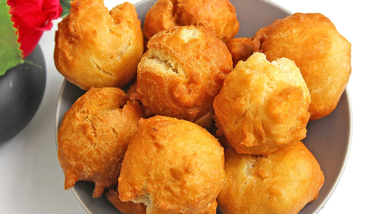'Video thumbnail for Nigerian Crunchy Buns  - easy nigerian buns recipe'