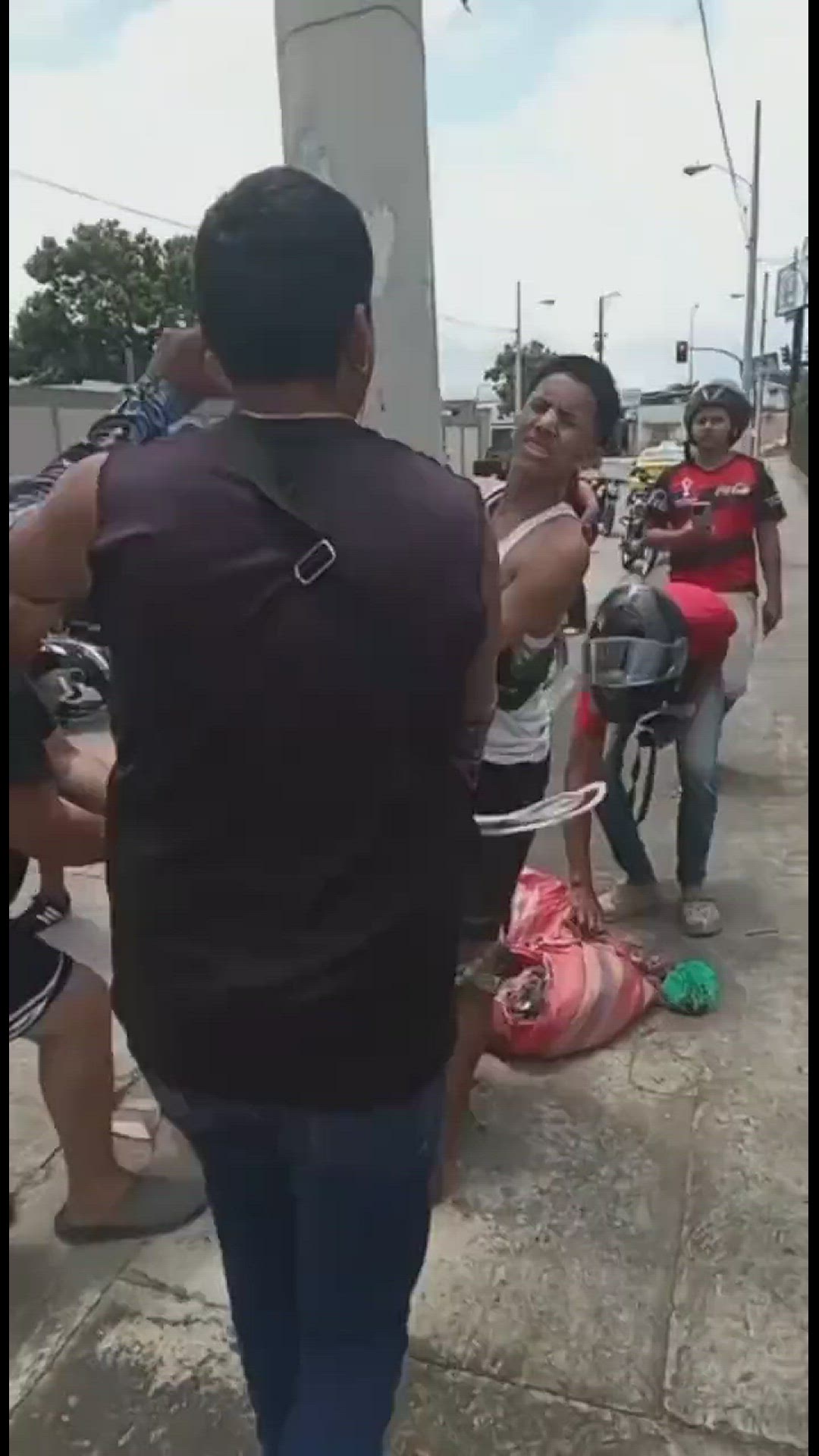 Video thumbnail for Vecinos toman la justicia en sus propias manos ante la falta de acción por parte de las autoridades de ecuador