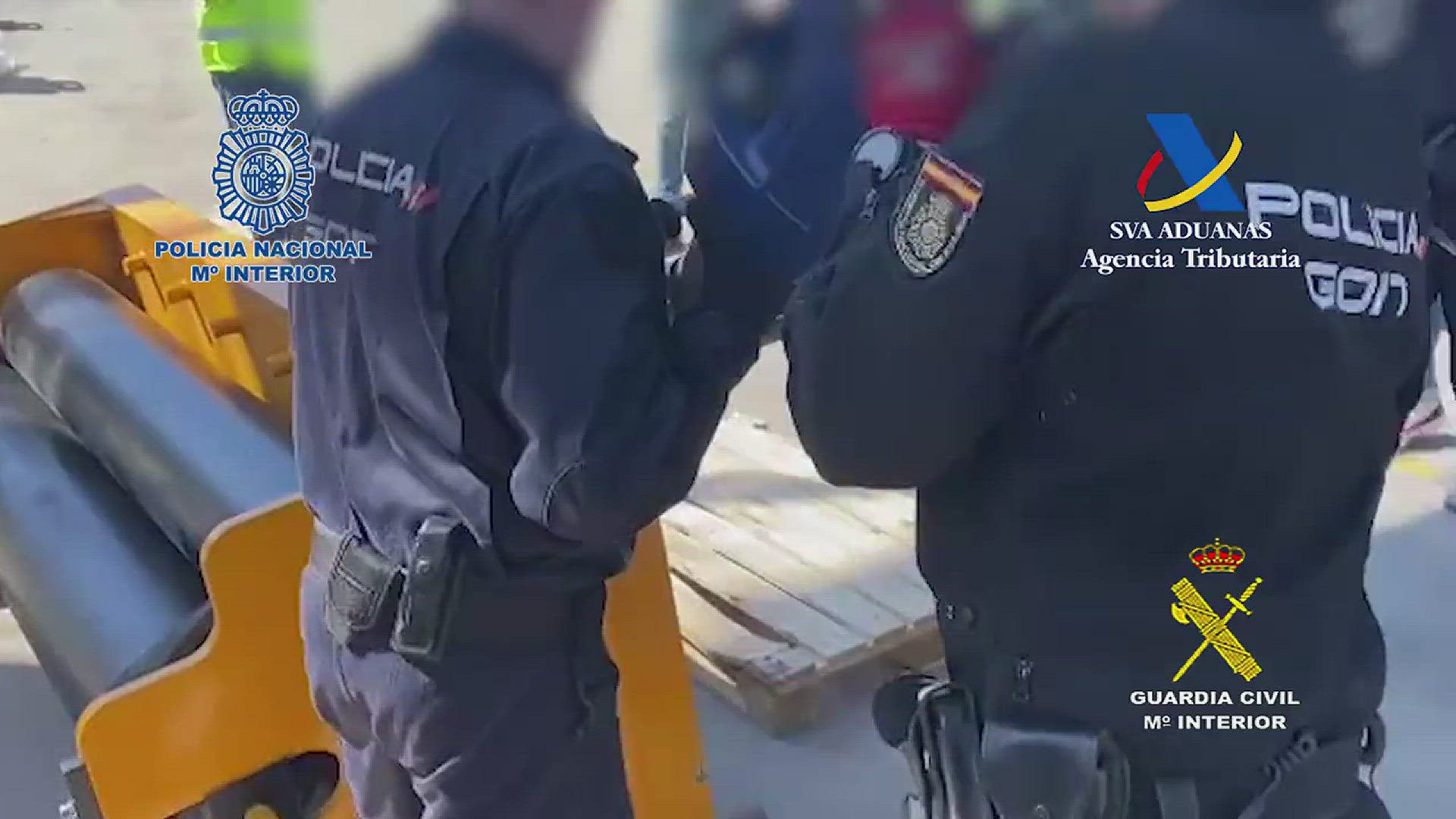 Video thumbnail for Tientallen kilo's blokken cocaïne in verborgen ruimtes machines uit Peru