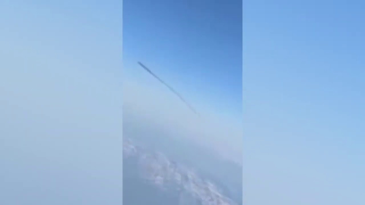 Video thumbnail for Passageiro de um avião registra uma estranha criatura no céu, semelhante a tentáculos