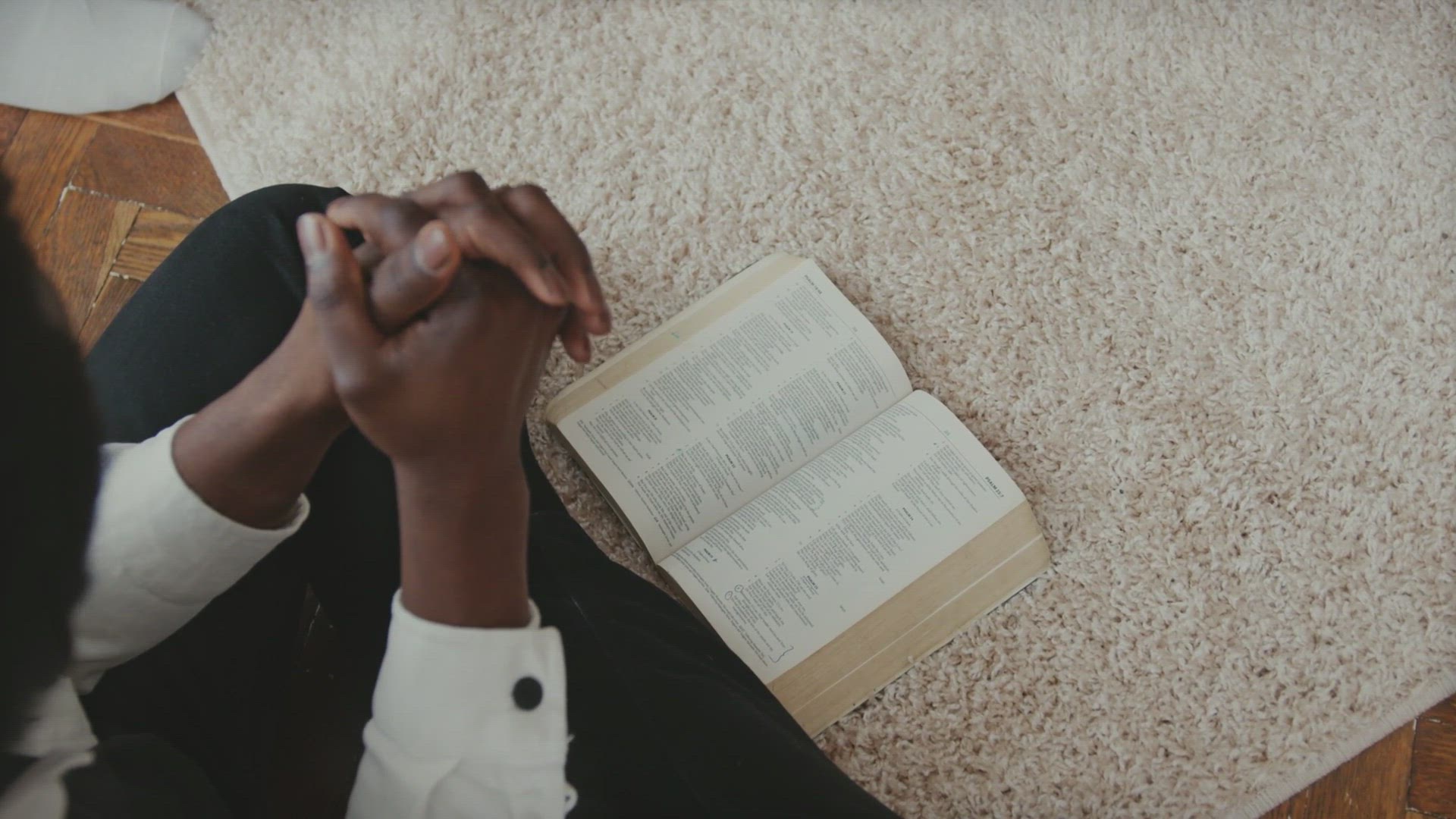 'Video thumbnail for ¿Cómo adorar a Dios? .. Mensajes Cristianos'