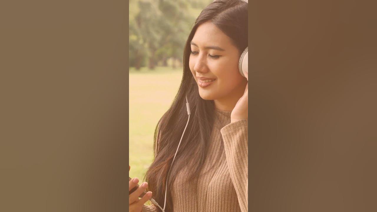 'Video thumbnail for why celebrities use wired headphone instead of wireless#shorts'