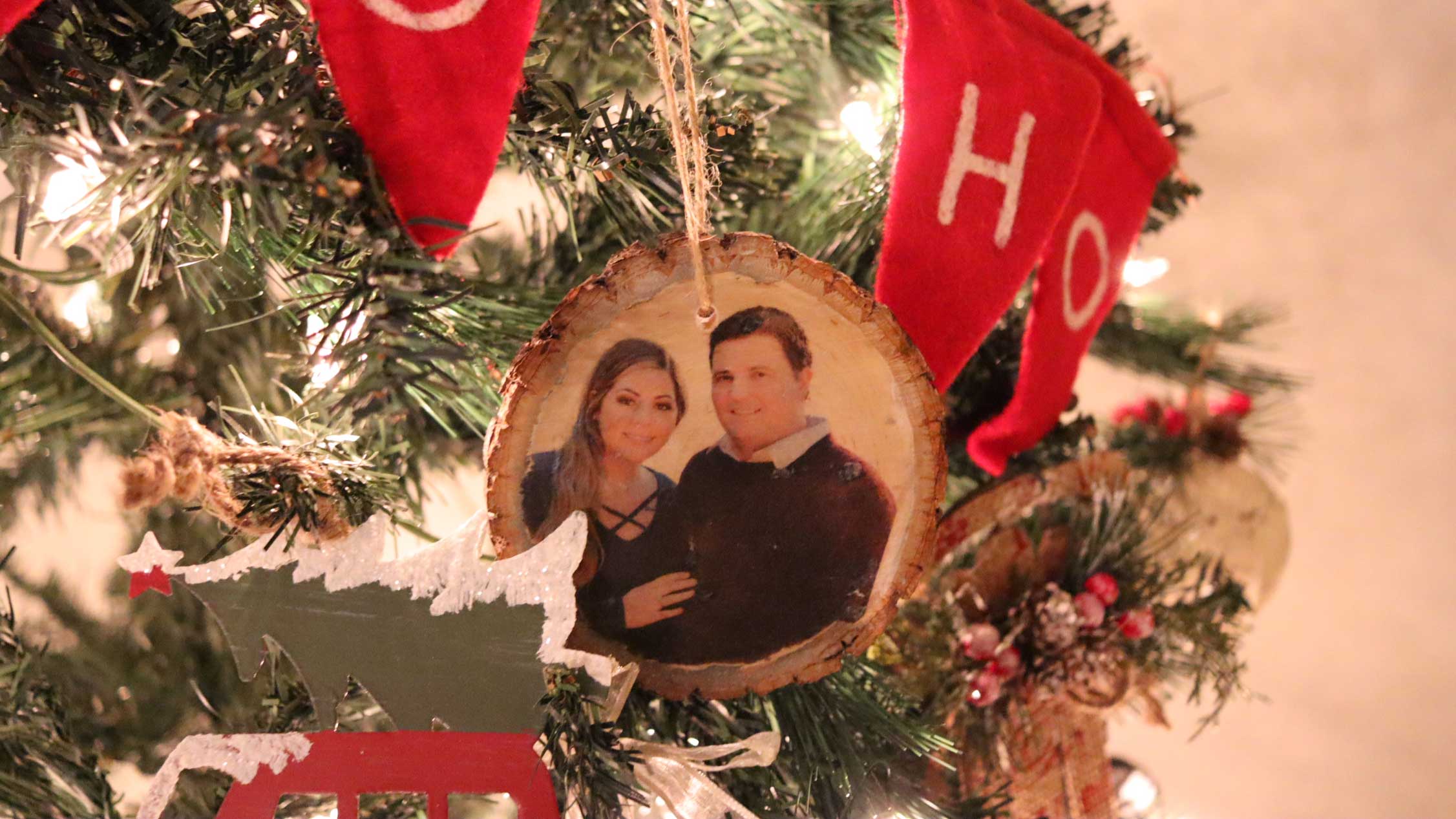 'Video thumbnail for How To Make A Wood Slice Portrait Christmas Ornament'
