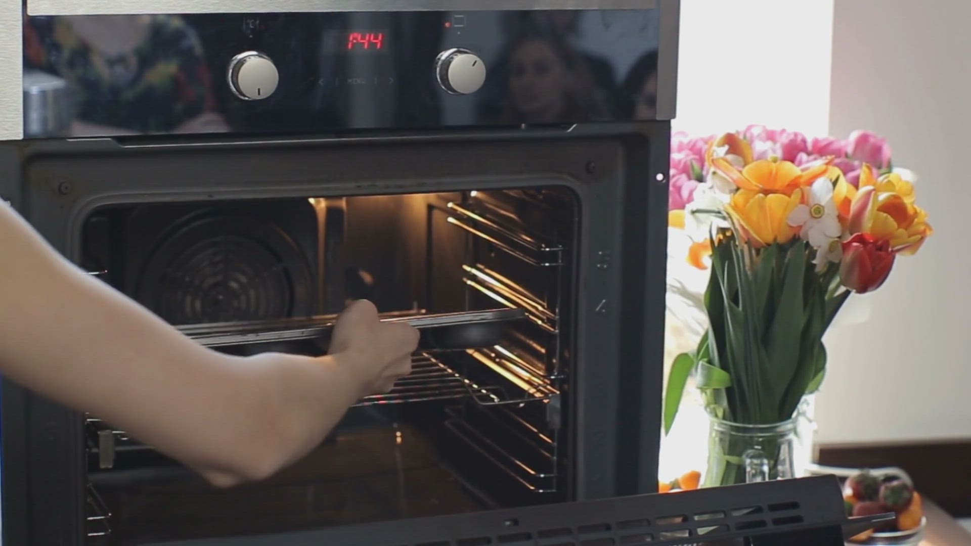 Video thumbnail for Cupcakes in The Oven