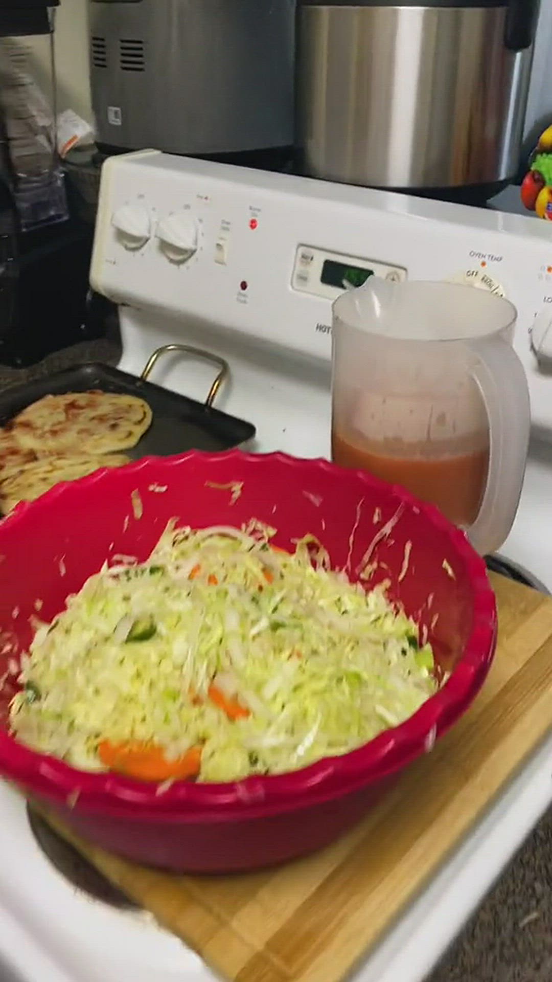 Video thumbnail for Un hombre salvadoreño hace pupusas en el extranjero y se hace viral en TikTok