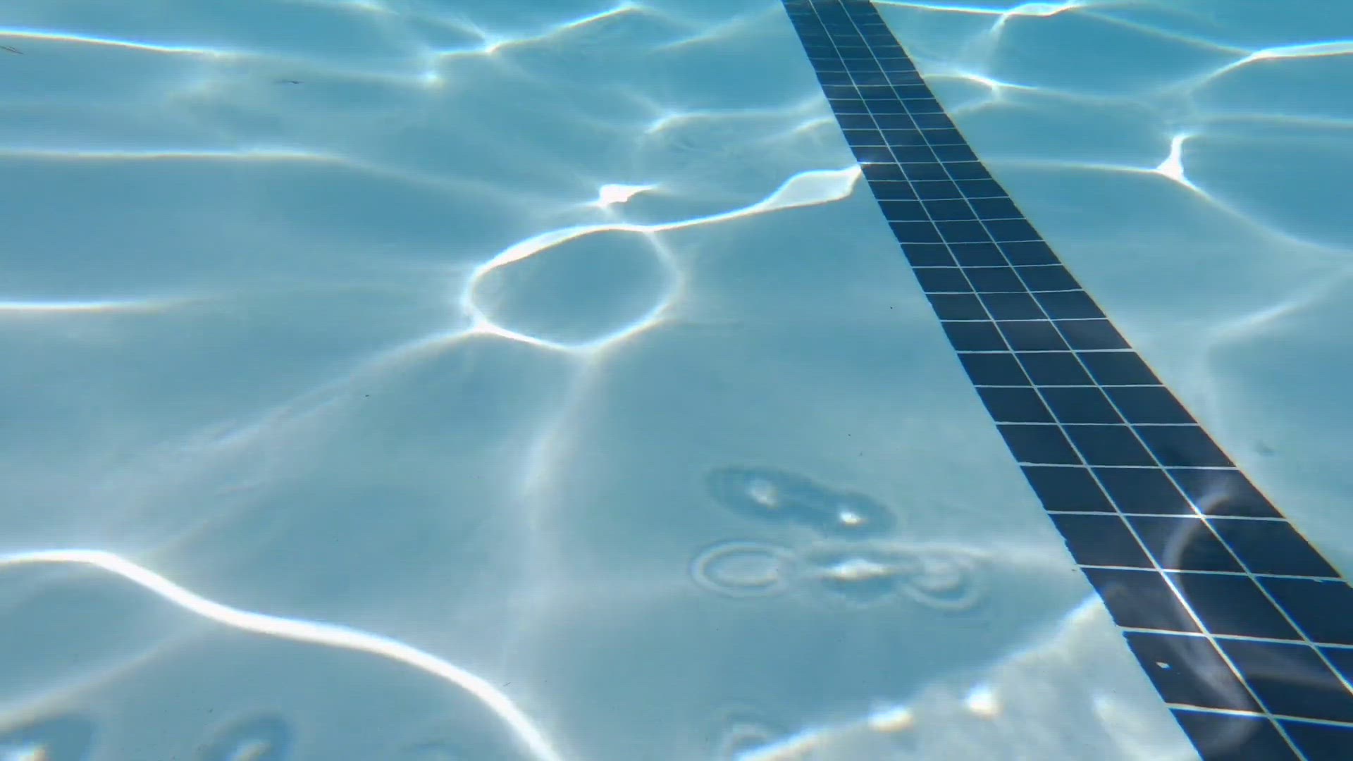 Video thumbnail for Underwater Swimming in a Pool