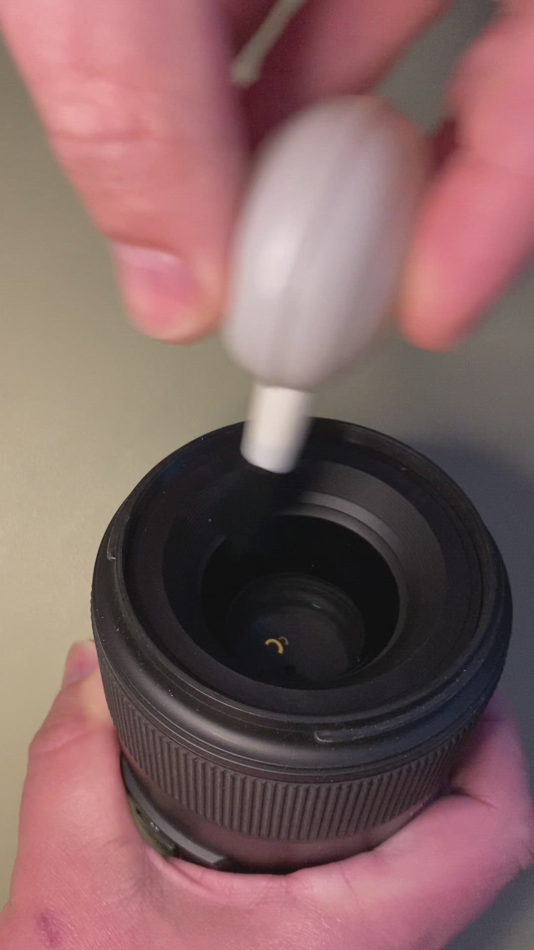 Video thumbnail for lens blower with brush
