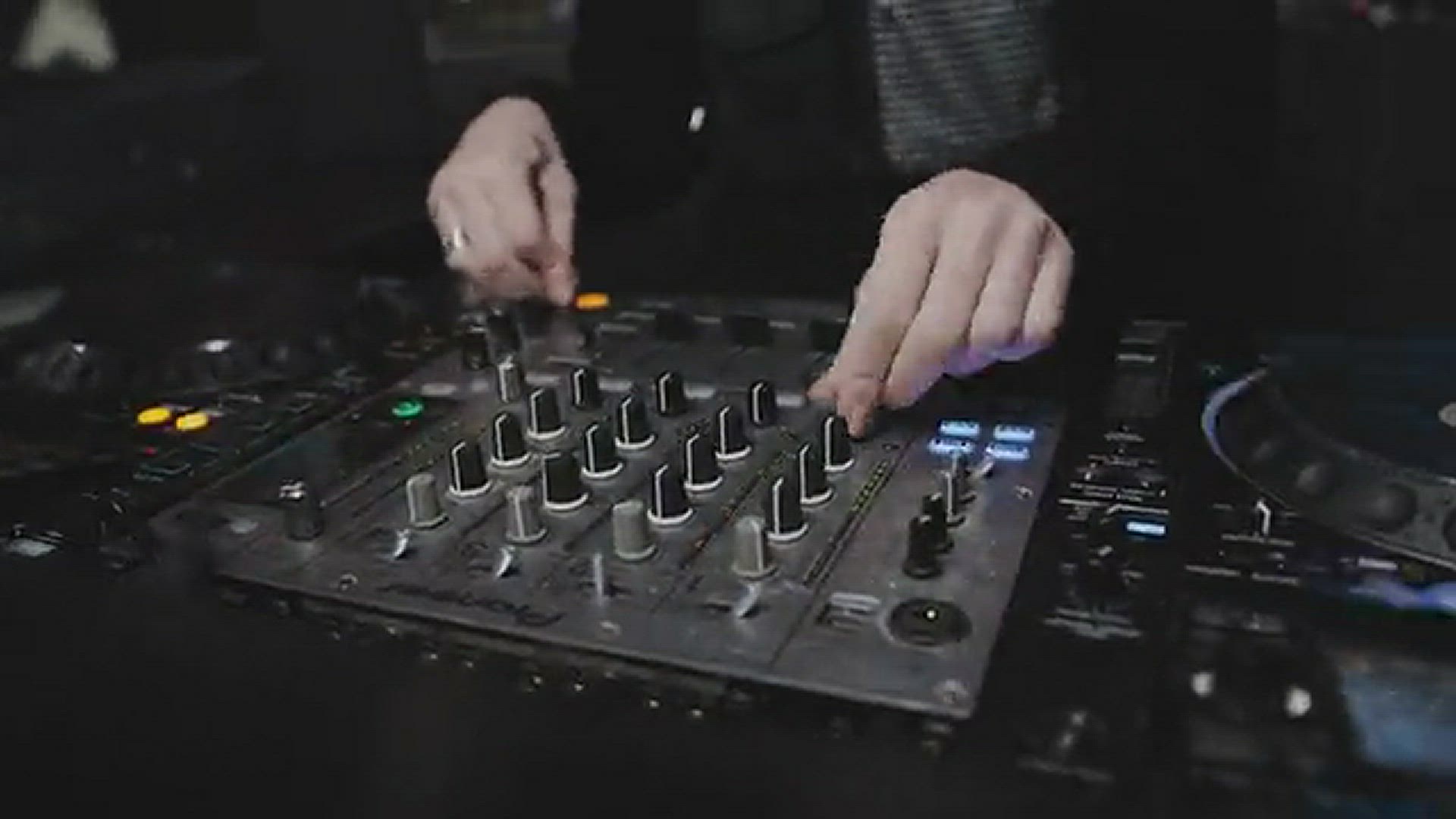 Video thumbnail for Dj Playing Live Close Up From Dj Set