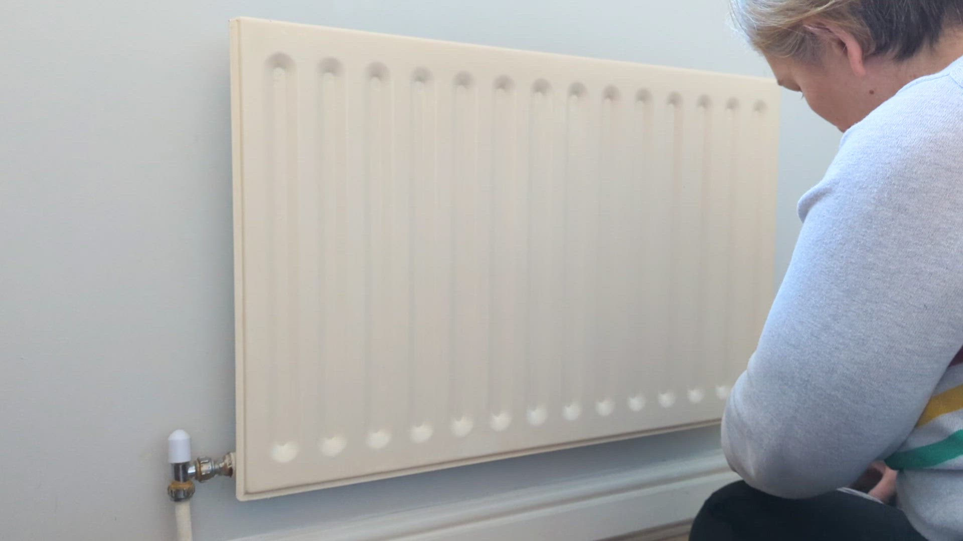 Video thumbnail for Preparing a radiator for painting