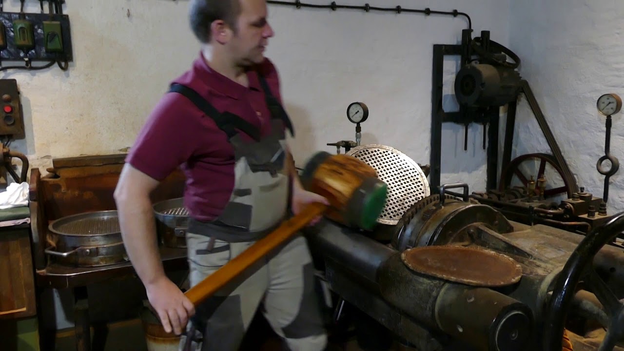 Video thumbnail for Leinölherstellung mit alter Hydraulikpresse in der Windmühle Straupitz