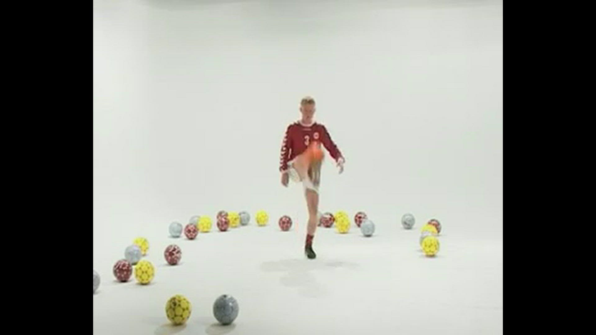 Video thumbnail for Balance pa hovedet | Fodboldtricks