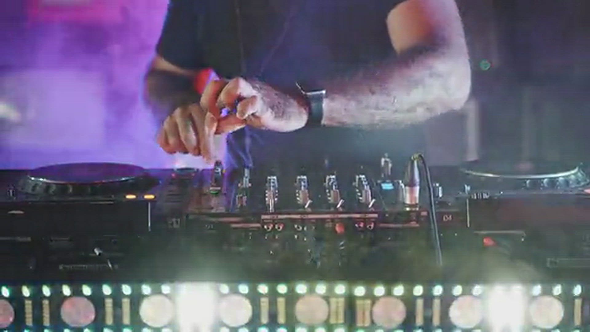 Video thumbnail for Dj Mixing In A New Track On A Dj Controller