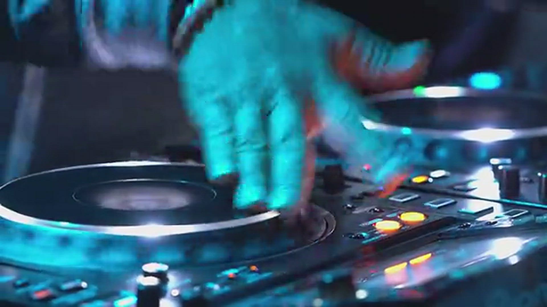 Video thumbnail for Solid DJ Skills of Person Showing off