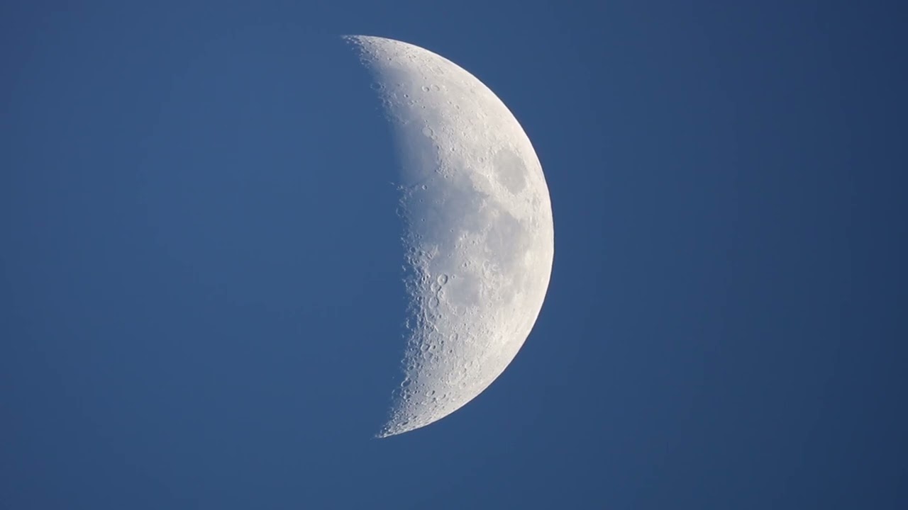 Video thumbnail for Daytime Waxing Crescent Moon through a Newtonian Telescope