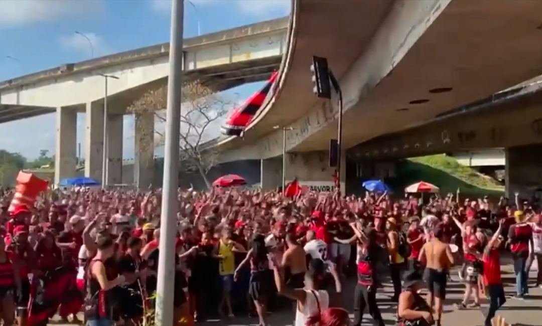 Video thumbnail for Torcida faz festa no Galeão em embarque do Flamengo rumo a final da Libertadores