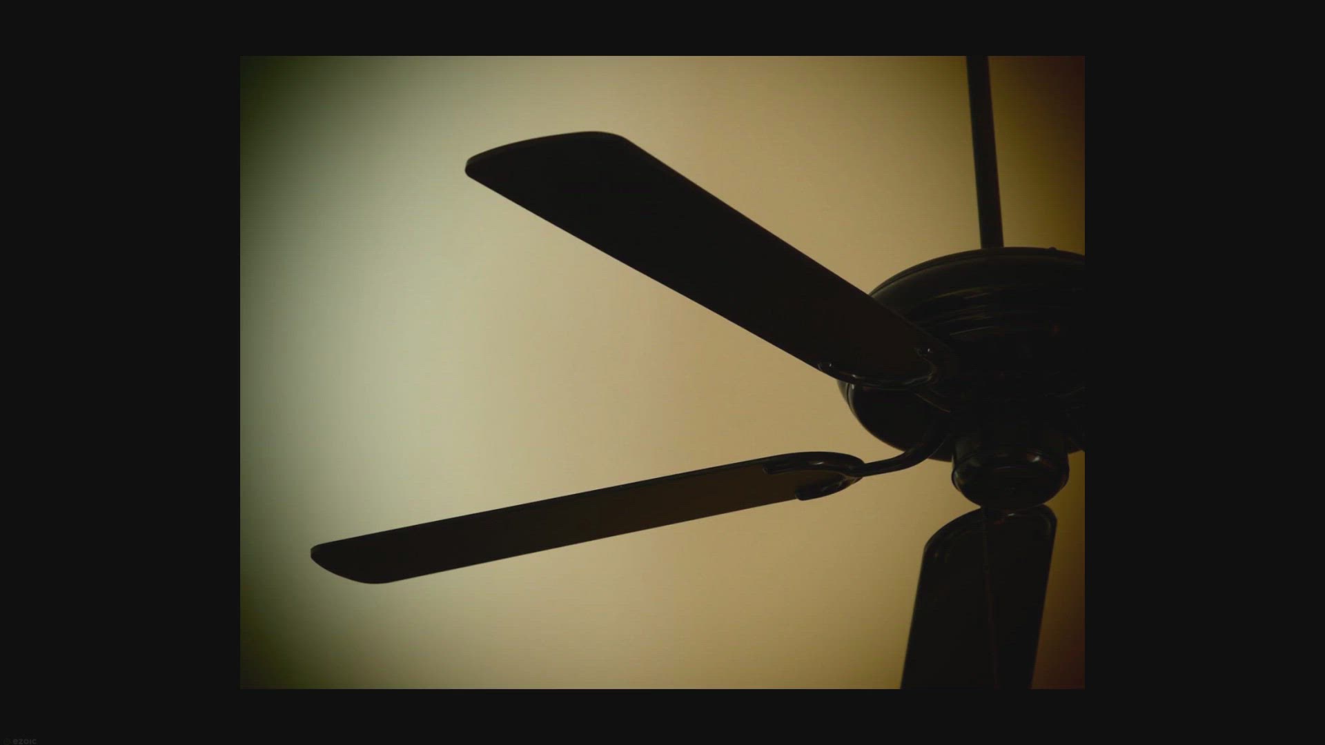 Video thumbnail for How Fast Does a Ceiling Fan Spin?