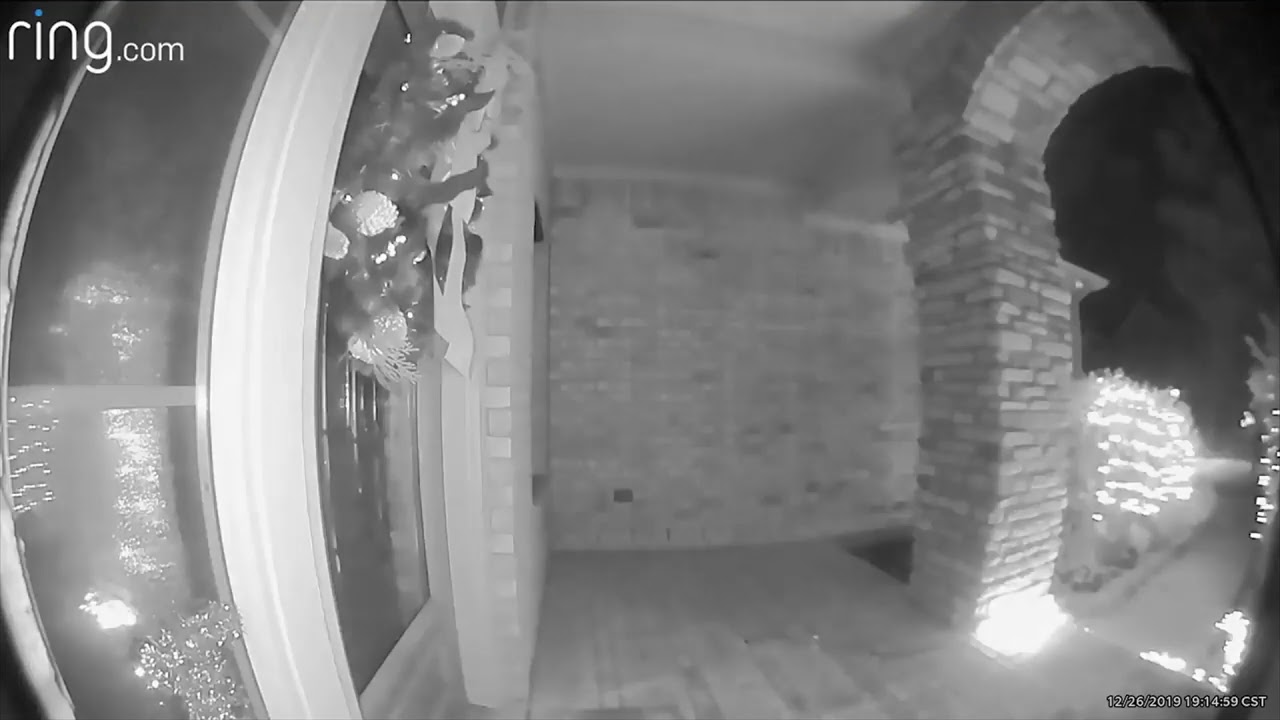 Video thumbnail for Câmera de segurança da casa captura o momento em que um homem simplesmente some...