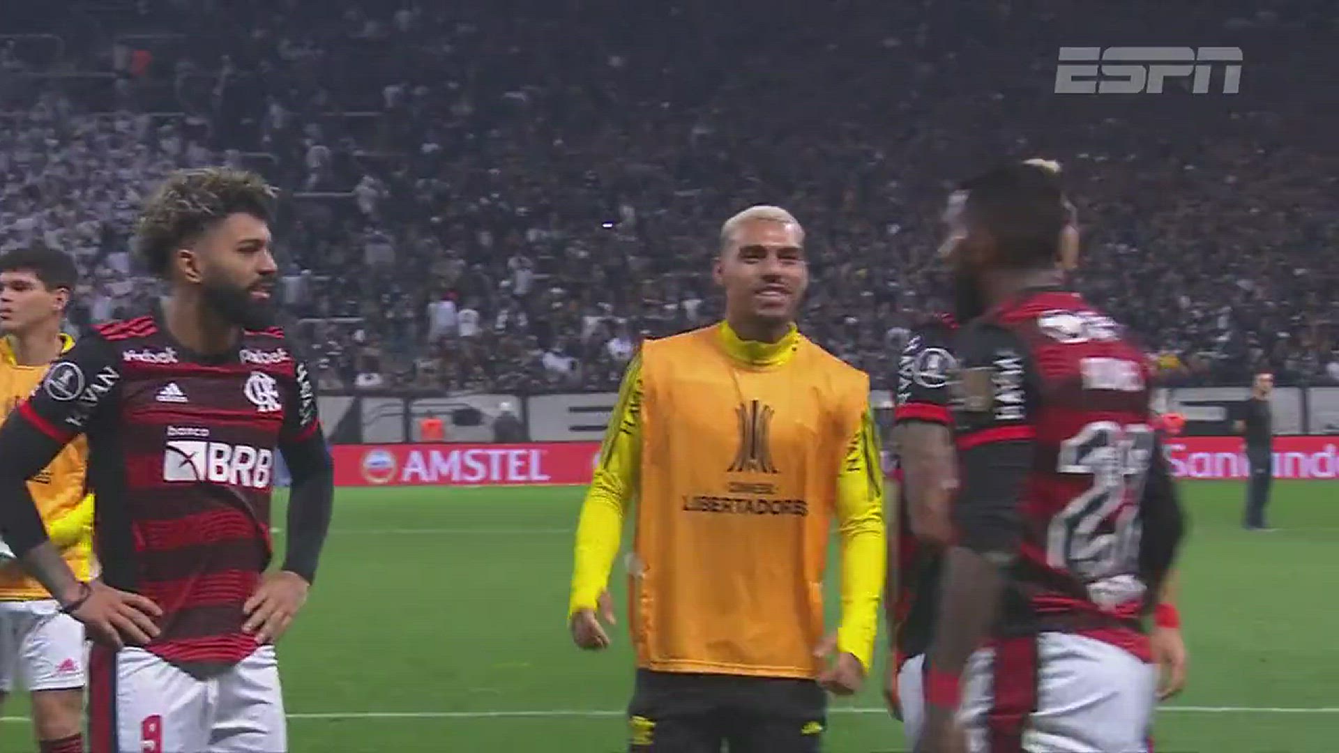 Video thumbnail for Vidal faz jogadores jogarem camisas a torcedores do Flamengo