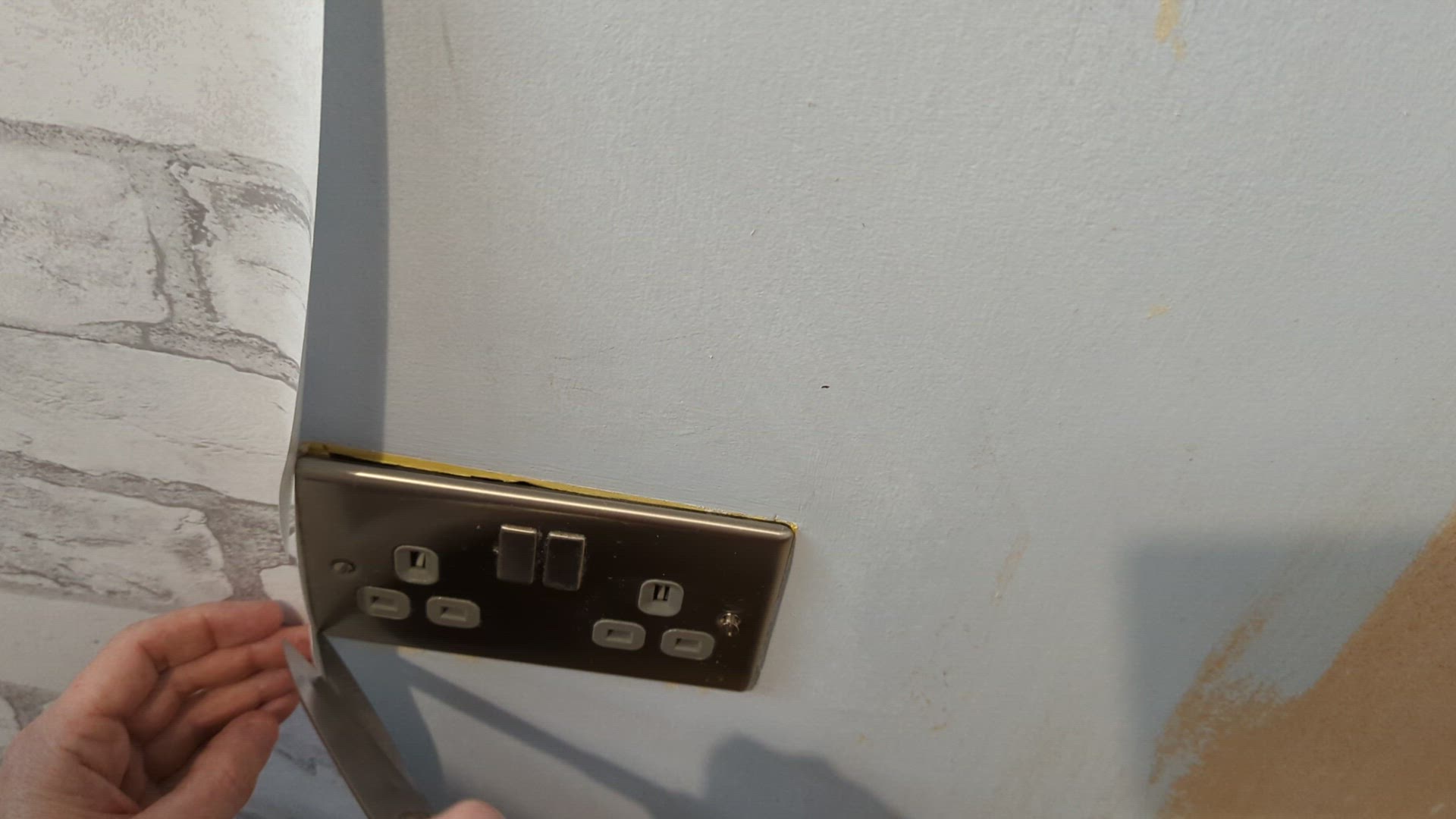 Video thumbnail for Fixing a wallpaper mess up around a plug socket