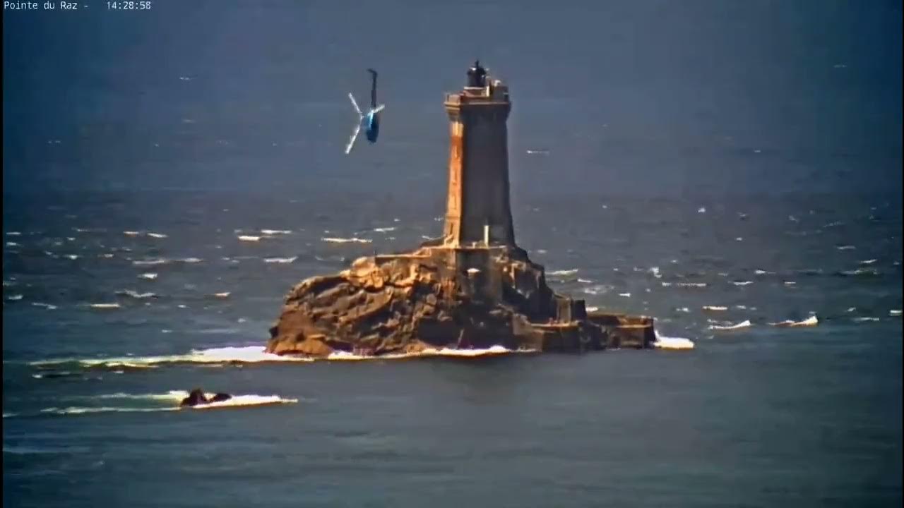 Video thumbnail for Belle frayeur au Phare de la Vieille - Pointe du Raz