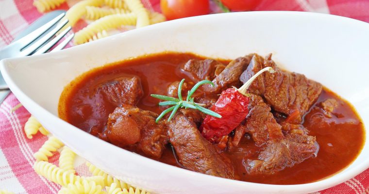 Video thumbnail for Weihnachtliches Gulasch mit Zimt und Nelken