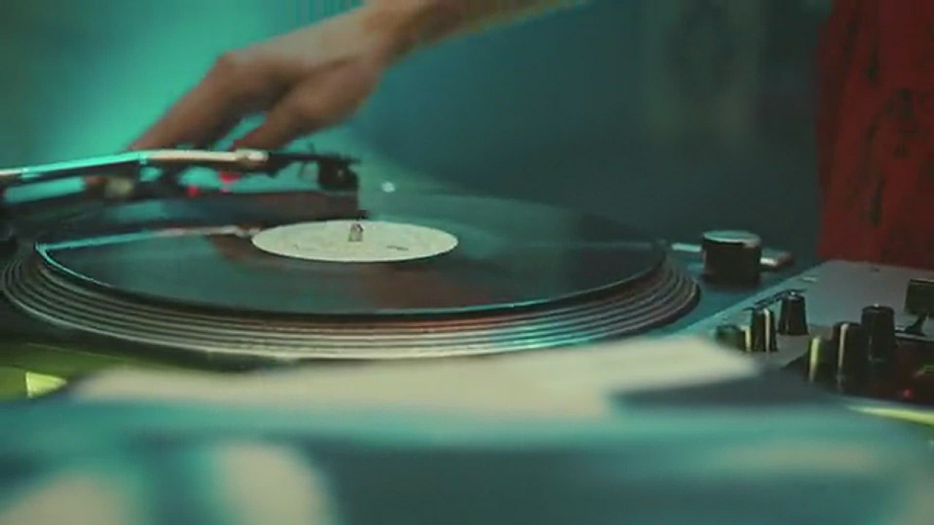 Video thumbnail for Person Playing on an Older Vinyl Deck