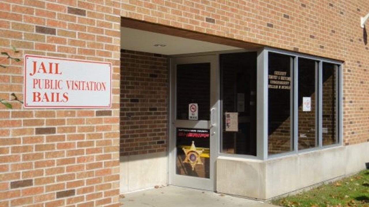 Video thumbnail for Jail Inmate Attempts Escape