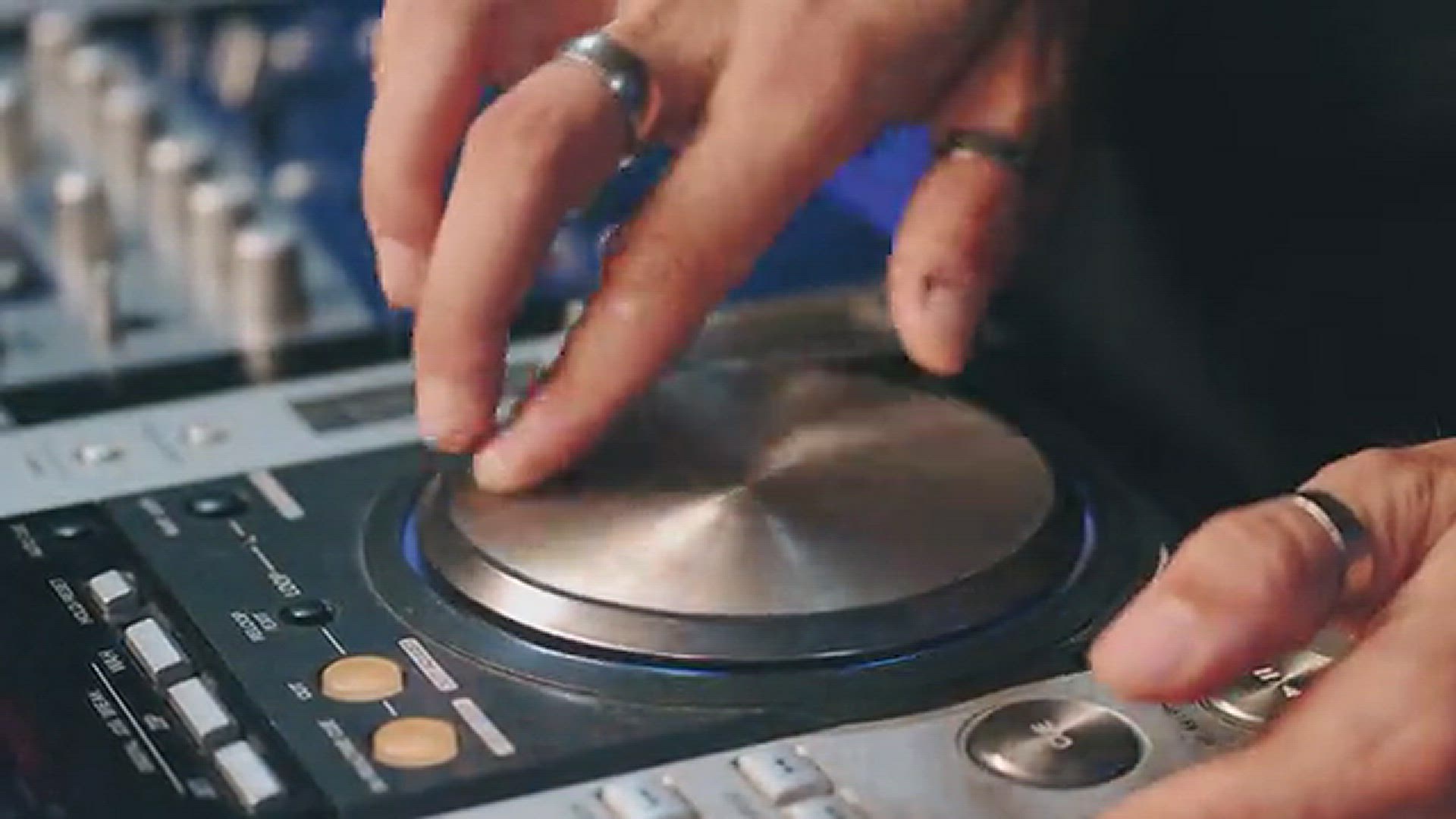 Video thumbnail for DJ Playing on Mini Scratchdeck