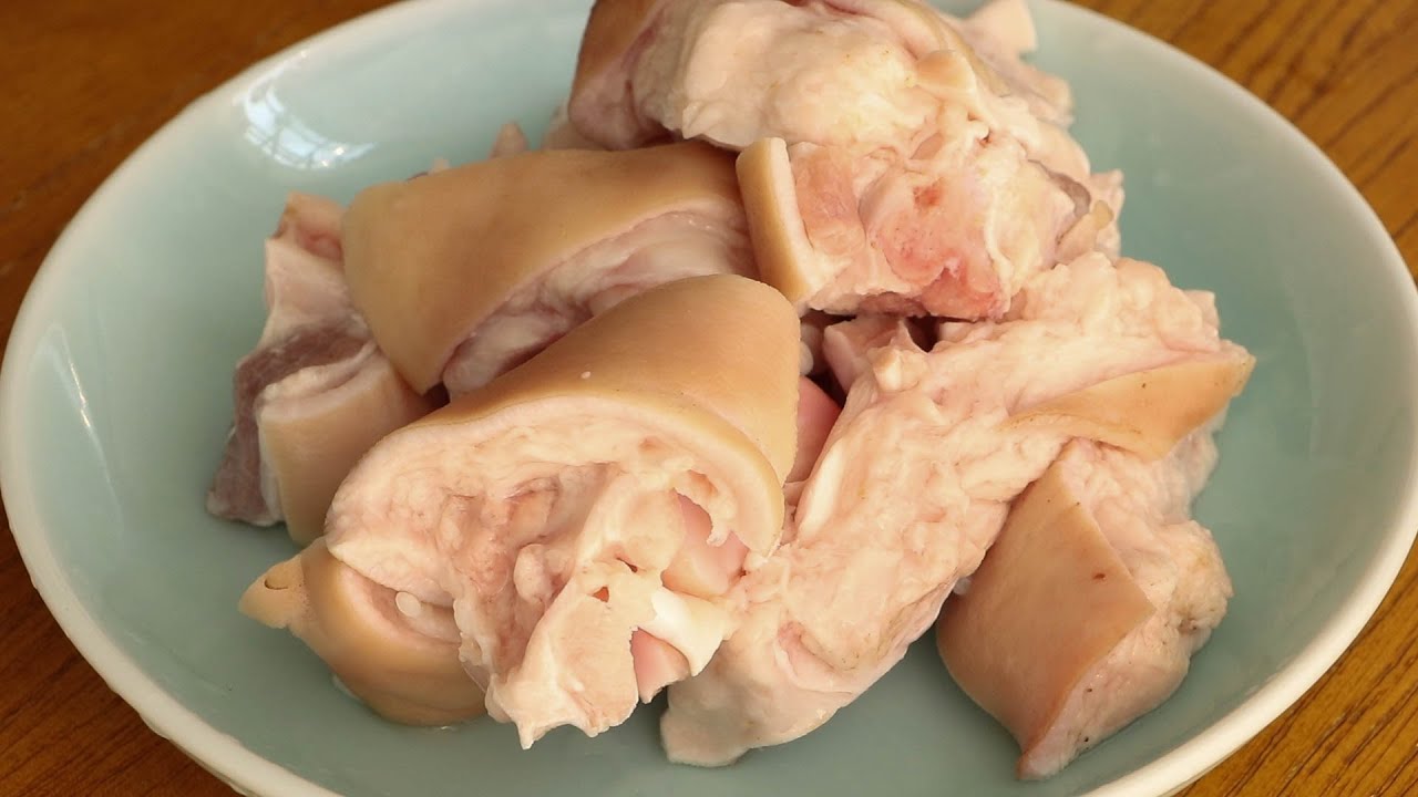 Video thumbnail for Chinese Pig Feet Soup Recipe With Peanut
