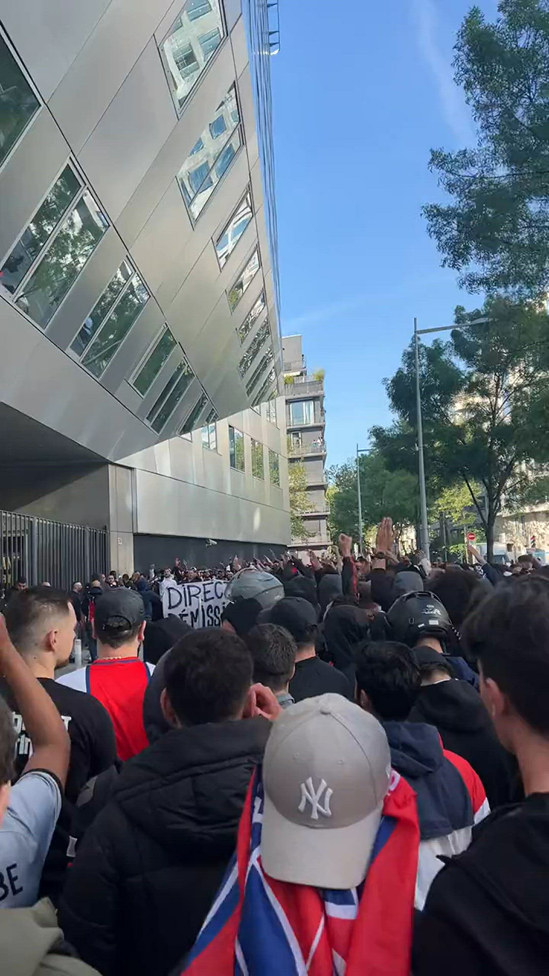 Video thumbnail for PSG fans chanting against messi