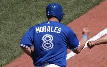 'Video thumbnail for UNICA vez de Kendrys Morales jugando 3ra base en MLB'