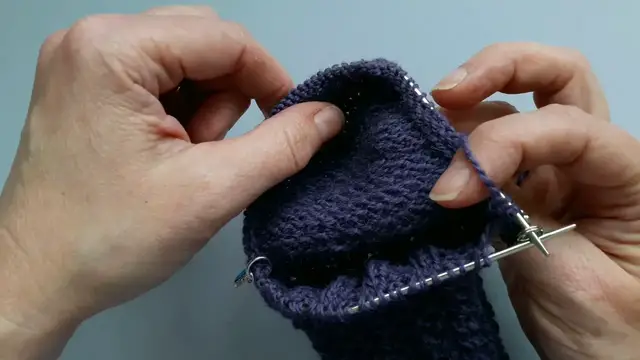 'Video thumbnail for Easy Lace Socks - Creating the Gusset'