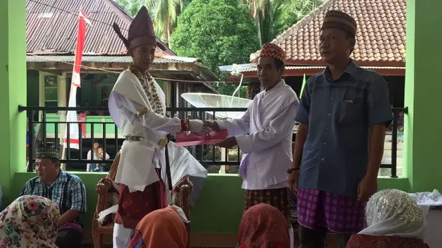 'Video thumbnail for Pembacaan Surat Penyerahan Tahta Kebandakhan Bandakh Penyandingan Kelumbayan'