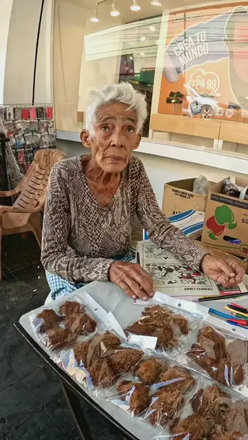 'Video thumbnail for Influencer estadounidense regala $100 a anciana vendedora de dulces en El Salvador'