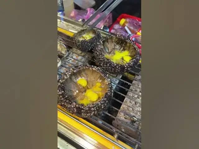 'Video thumbnail for Grilled Sea Urchin | Vietnamese Street Food | Nhum biển nướng mỡ hành #streetfood #shorts #seafood'
