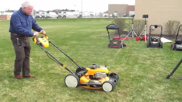 'Video thumbnail for Briggs & Stratton Ask the Builder Visit 2015 Products'