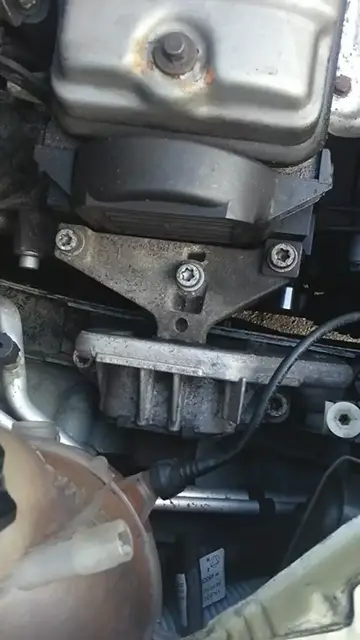 'Video thumbnail for A damaged alternator belt on the Citroen C3'