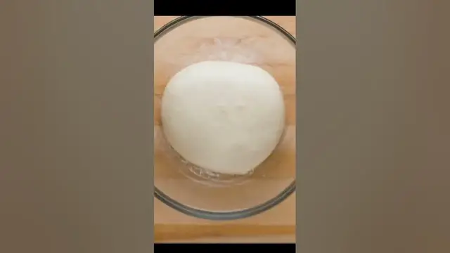 'Video thumbnail for Gordon Ramsay Mozzarella & Rosemary Skillet Pizza'