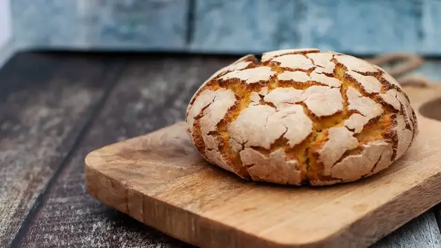 'Video thumbnail for Try this easy BROA DE MILHO recipe - Gorgeous crackled CORNBREAD'