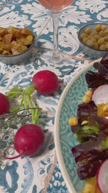 'Video thumbnail for Frischer sommerlicher Kichererbsen Salat mit französischem Rotisseur Senf'