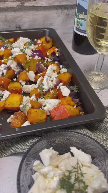 'Video thumbnail for Herbstliches aus dem Ofen: Ofenkürbis Rezept mit Feta und Thymian'