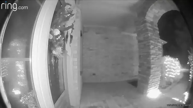 'Video thumbnail for Câmera de segurança da casa captura o momento em que um homem simplesmente some...'