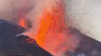 'Video thumbnail for La Palma volcano eruption 30 Sep 2021 - lava fountains and lava flows from close'