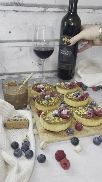 'Video thumbnail for Tartelette Rezept mit Schokolade und Himbeeren'