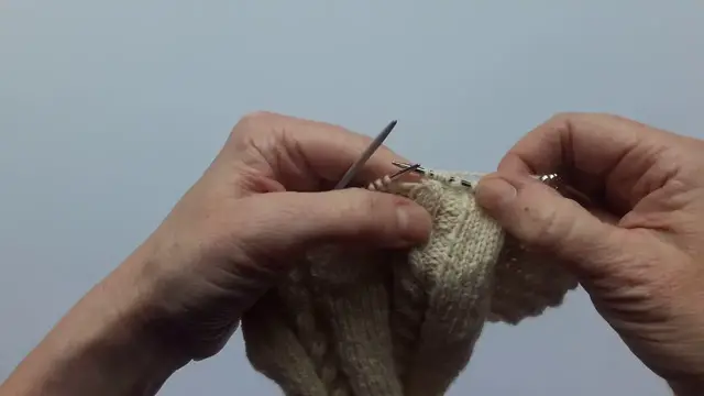 'Video thumbnail for Easy Cable Socks - C4F and C4B cables'