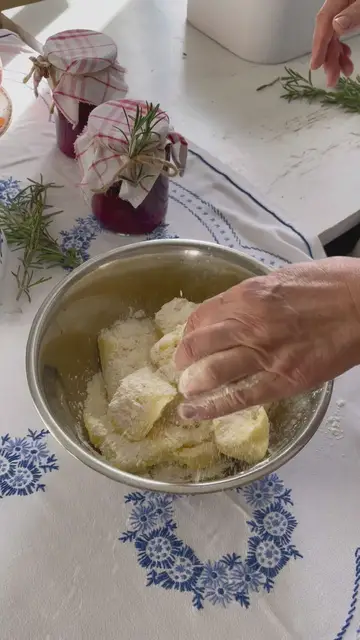 'Video thumbnail for Rezept für Zwetschgenknödel mit den besten Butterbröseln aus Franken'