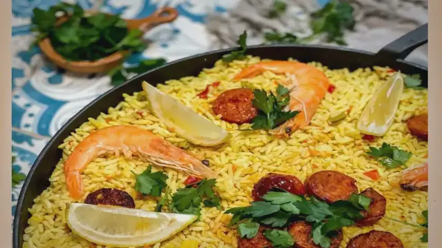 'Video thumbnail for Paella mit Garnelen und Chorizo - spanisches Comfort-Food'