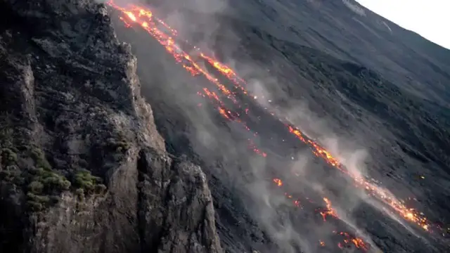 'Video thumbnail for Stromboli lava flow 7 Oct 2014'