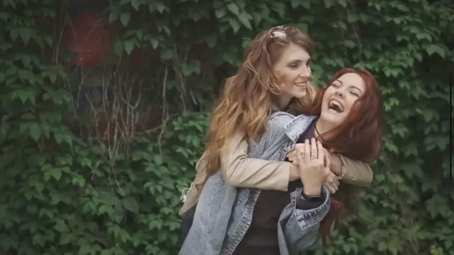 'Video thumbnail for what to write to your best friend on Christmas'