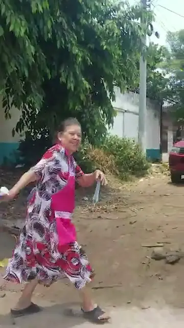 'Video thumbnail for Salvadoreña regala comida gratis y este acto de generosidad a trabajadores de la calle se hace viral'